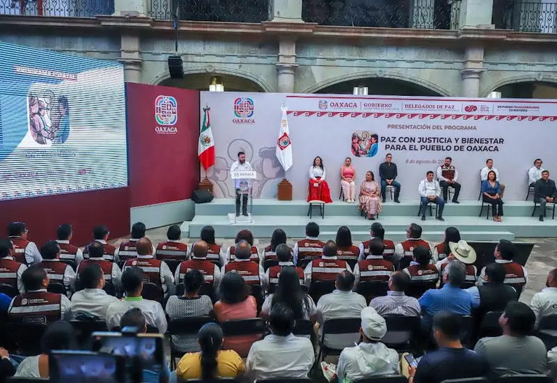 Salomón Jara en conferencia