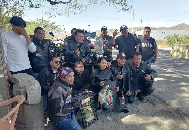 Personas en moto