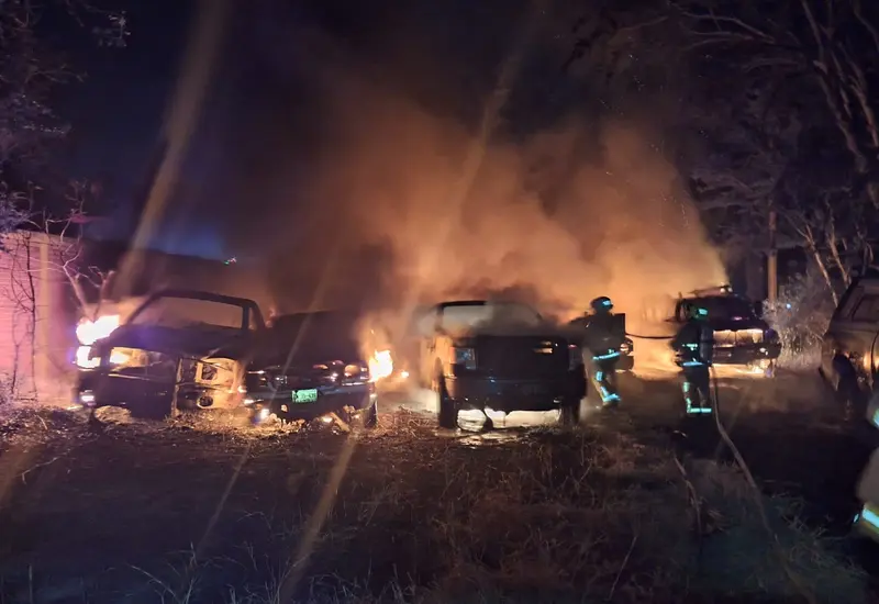camionetas-oficiales-incendiadas1