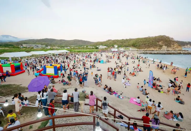 paseantes_atiborraran_playas_huatulco 