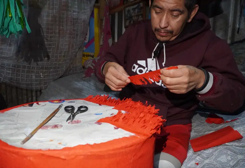 cristian_sobrevive_elaborando_piñetas