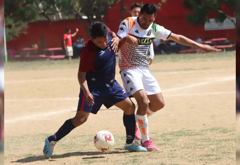 hombres-jugando-futbol-torneo
