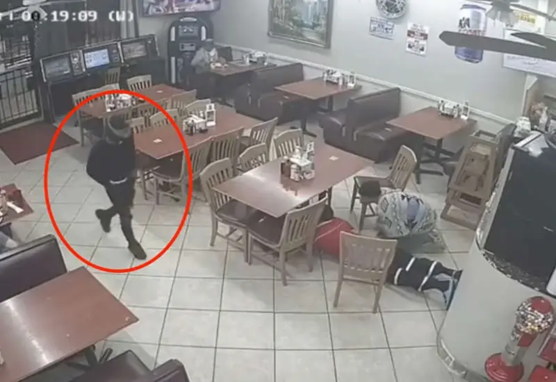 En las imágenes se ve a un individuo cubierto del rostro que ingresa armado al local y amaga a todos para despojarlos de sus pertenencias.