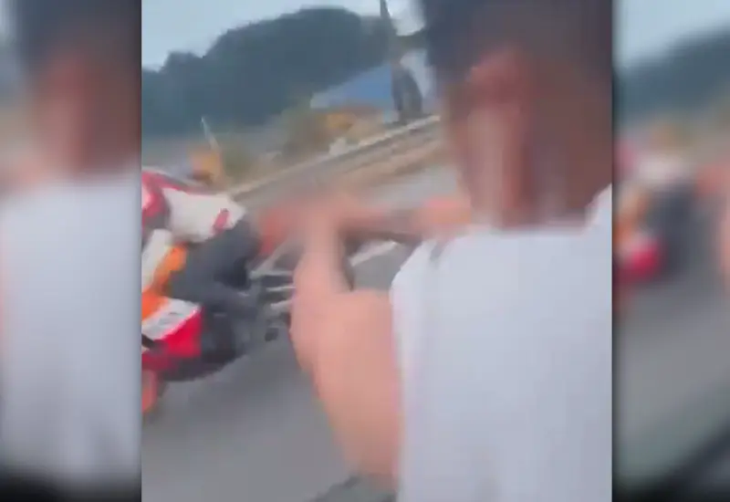 momento_de_agresion_motociclista