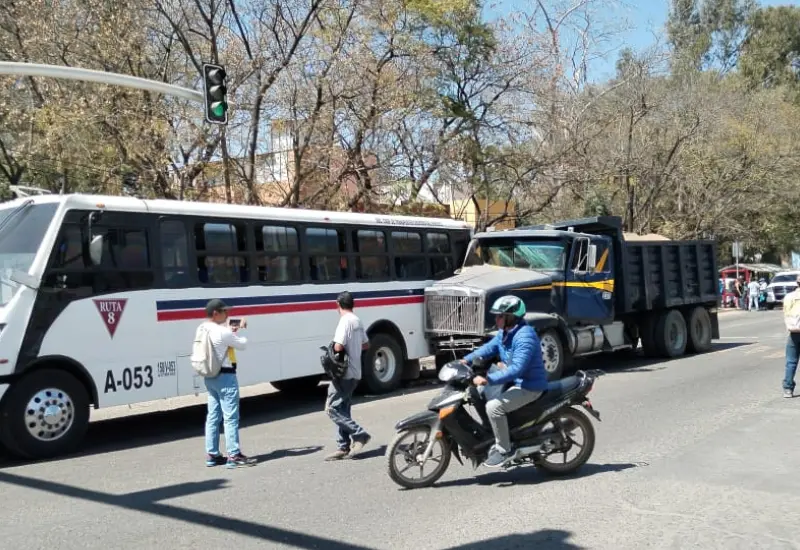 autobus_urbano_y_volteo