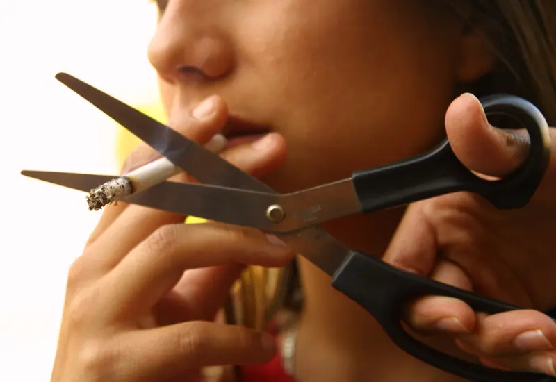 tijeras_cortando_cigarro