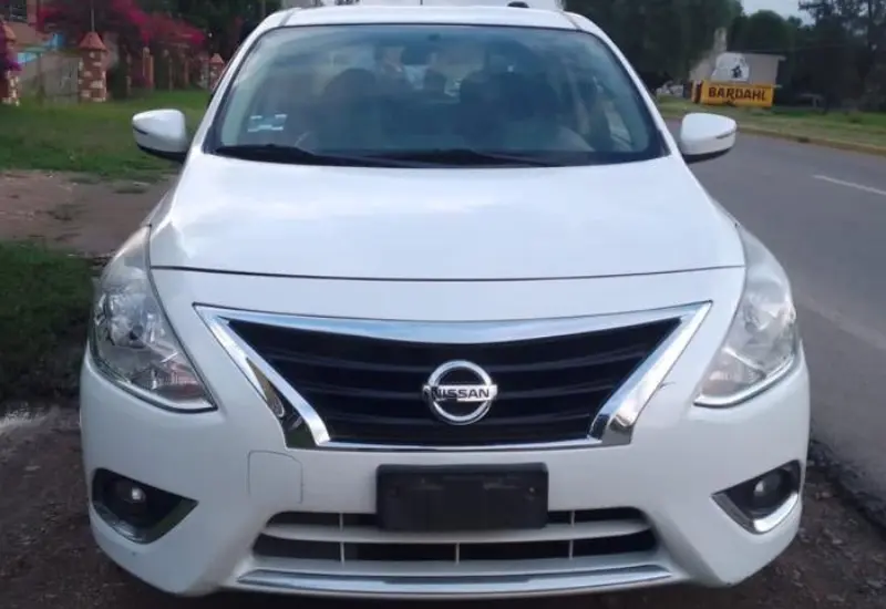 Nissan, tipo Versa, color blanco