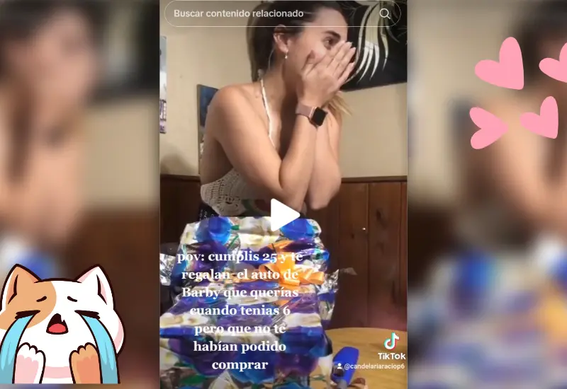 Se sorprende al ver su regalo