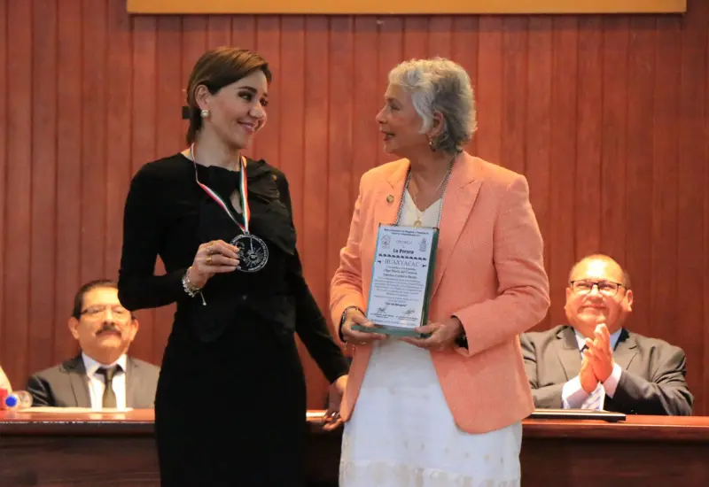 Guadalupe Díaz Carranza entrega distinción a Olga Sánchez Cordero