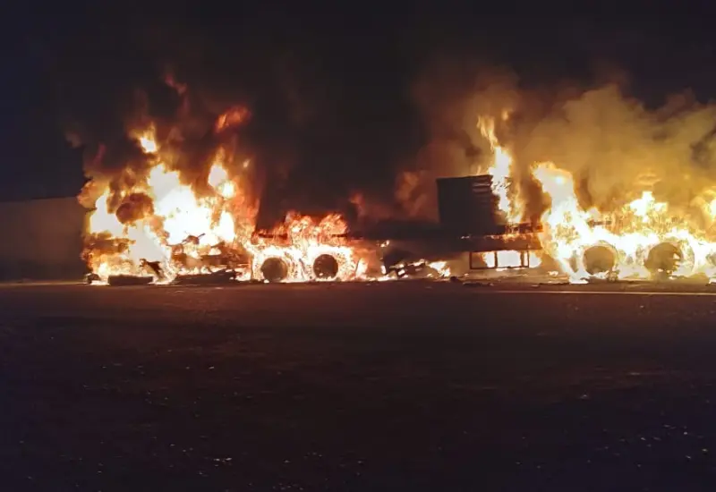 Camión pesado en llamas