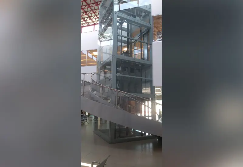 Los cinco elevadores presentan constantes fallas. 