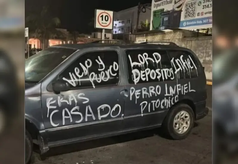 mujer_vandaliza_auto_de_infiel