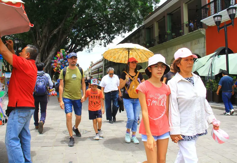 personas-caminandoo-zocalo