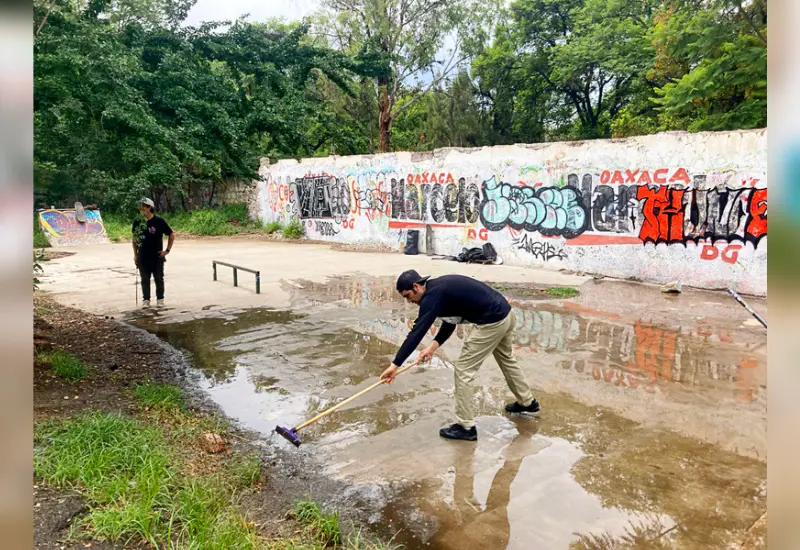  Cada mes hacen un tequio para mantener limpio su lugar de recreación.