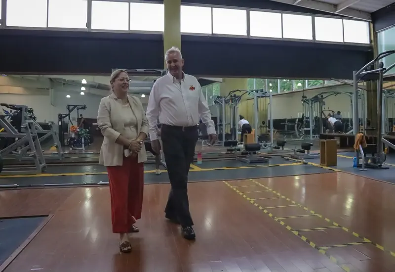 realizan_recorrido_en_instalaciones 