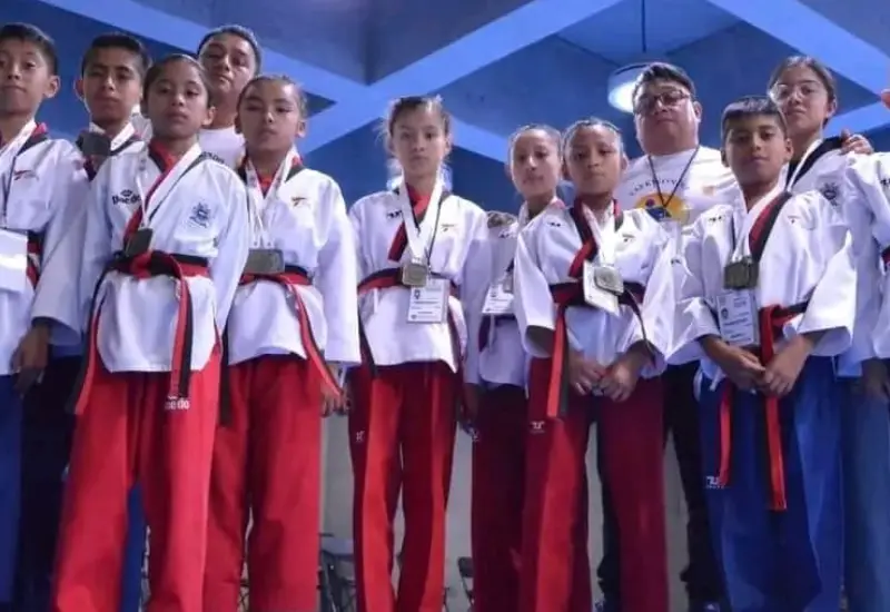Recibiendo junto al equipo, las indicaciones para los Nacionales Conade.