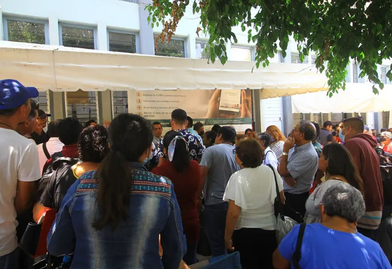 Con sola una ventanilla de atención, pacientes pasan horas formados afuera.