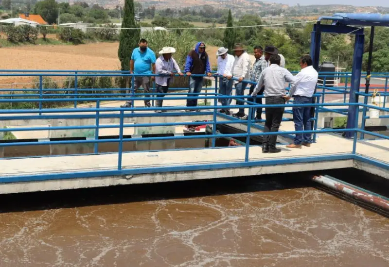 Planta en la Asunción Nochixtlán siendo evaluada por el director de la Conagua