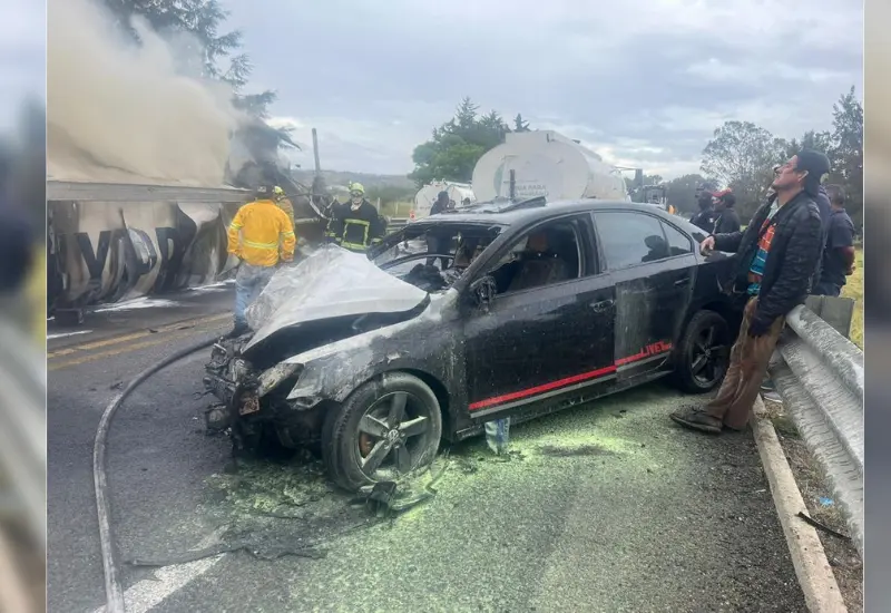 trailer_se_incendia_choque_auto