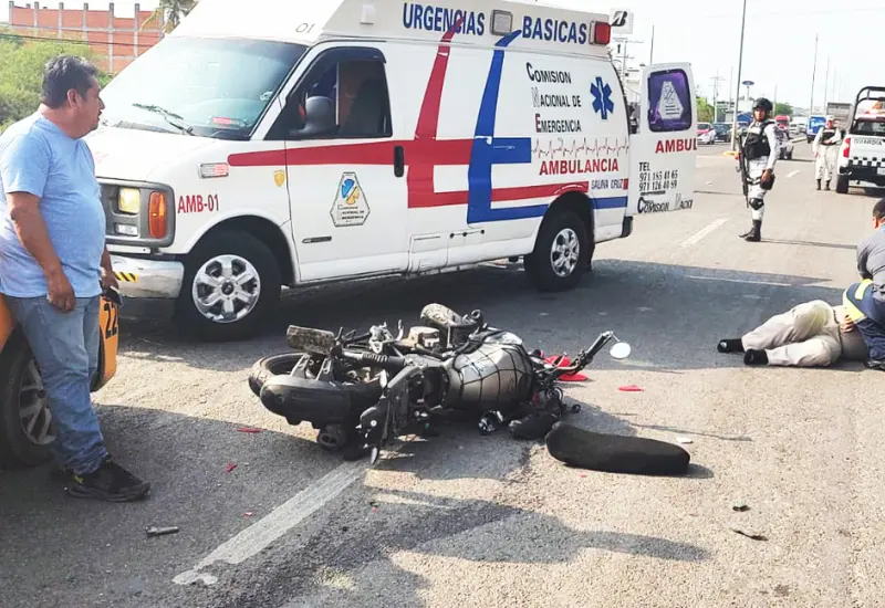 Paramédicos de la CNE brindaron atención prehospitalaria al motociclista lesionado.