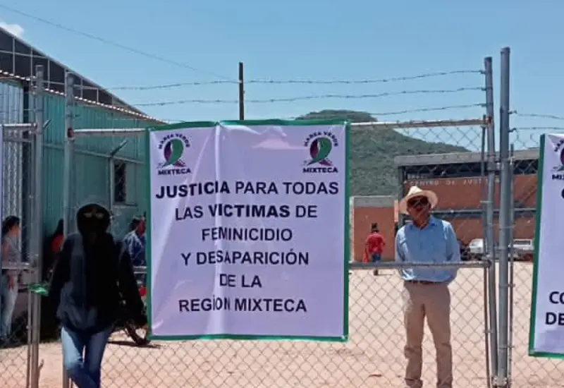 En protesta, activistas de Marea Verde tomó la Vicefiscalía de Justicia en la Mixteca.