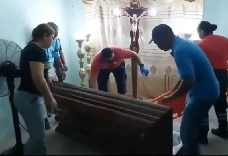velaban_mujer_y_despierta