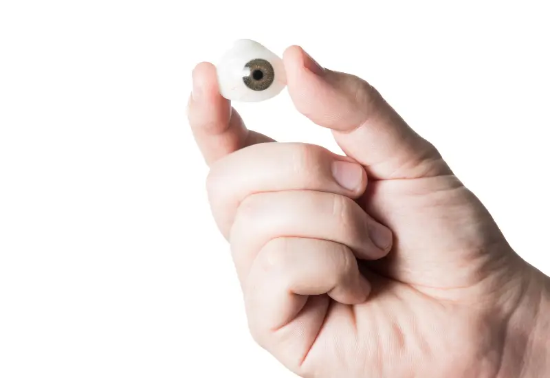 mano-sostiene-protesis-ojo