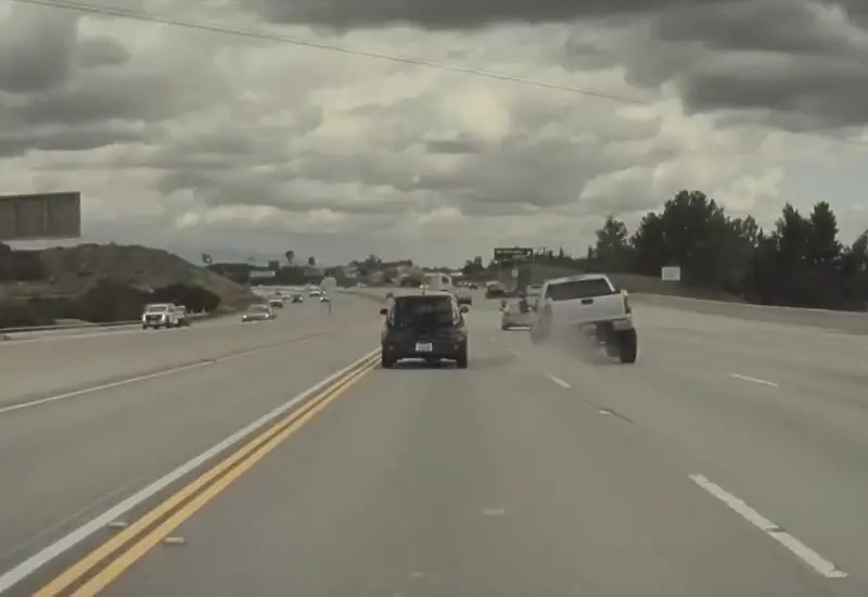 camioneta_pierde_llanta_provoca_accidente