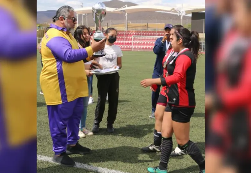 entrega_trofeo_jugadoras_atlas_femenil