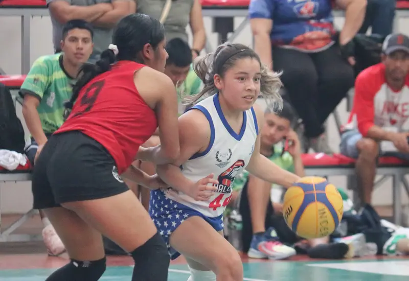 EN EL BALONCESTO 5x5 Sobre la actividad del basquetbol 5x5, ayer se vivió una ardua actividad, por la mañana y medio día del sábado se disputaron juegos de la fase de grupos aún, para que por la noche se efectuaran las semifinales.