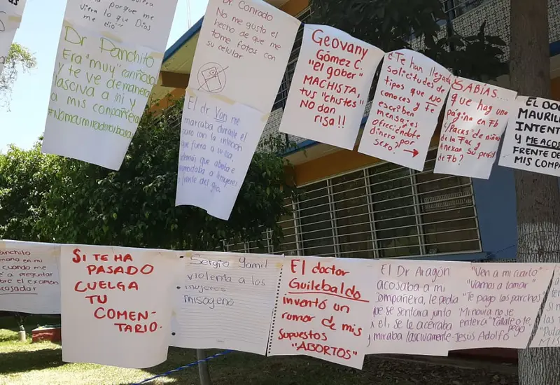  Tanto en escuelas públicas como privadas, estudiantes han denunciado casos de acoso .