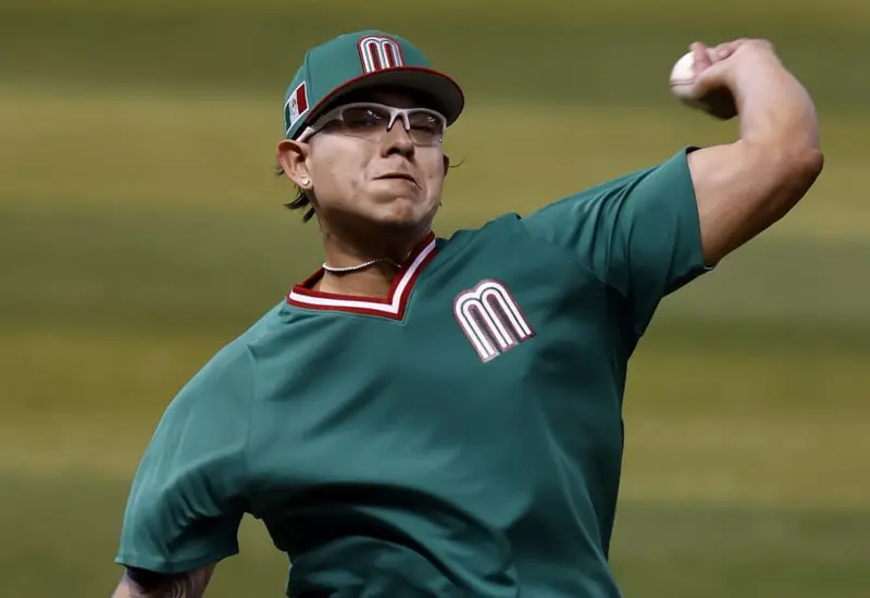 julio-urias-pitcher2