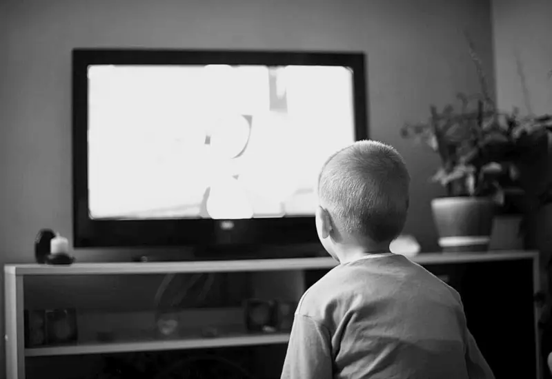 nino_mirando_tv