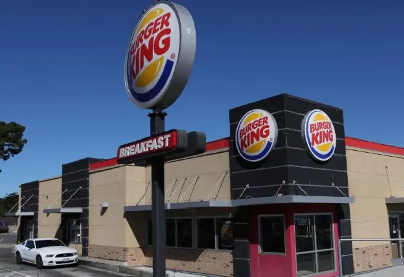 cae_en_baños_burguer_king