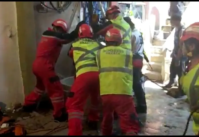 bomberos_rescatan_a_hombre_pozo