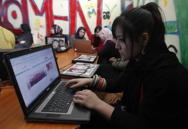mujeres-computadora-tecnologia