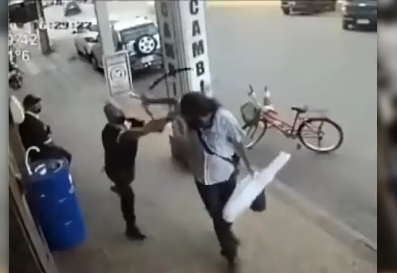 agrede_policia_le_disparan