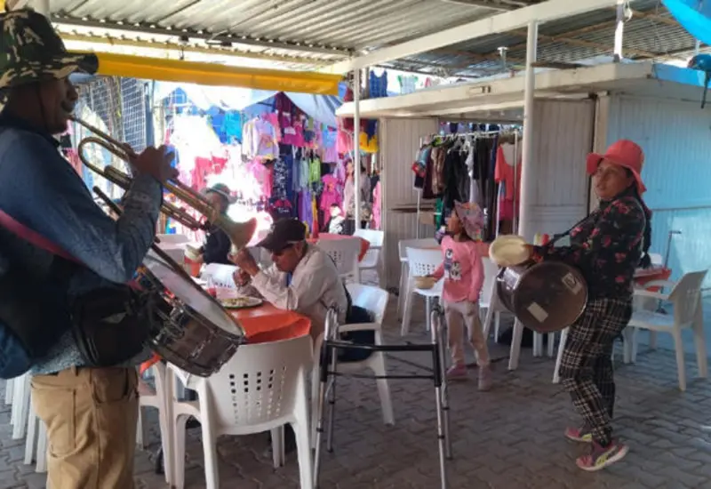 familia_recorre_calles_tocando_tambor