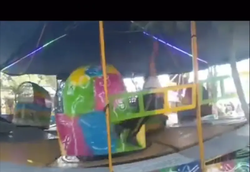 empleado_golpeado_juego_mecanico