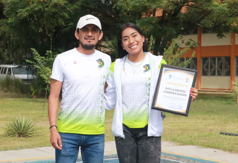 Con su entrenador, Josafat González Martínez.