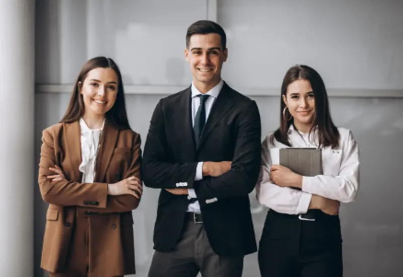 tres-personas-sonriendo
