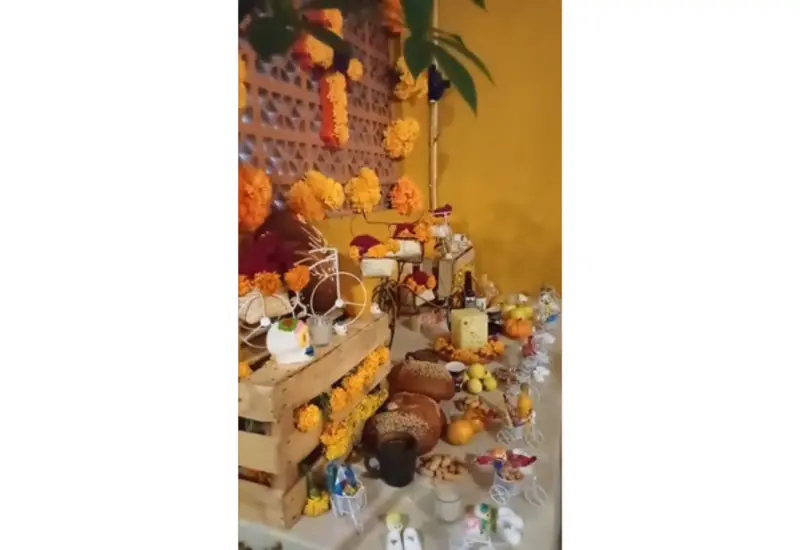 El colectivo Gabi Bici Blanca encendió las veladoras del altar en conmemoración de las víctimas viales.
