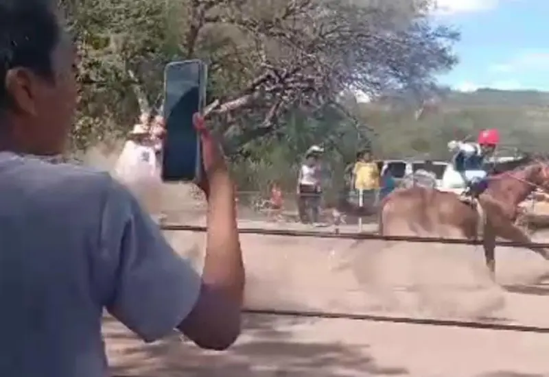 caballo_desboca_mueren_3_carreras_huapanapan_oaxaca