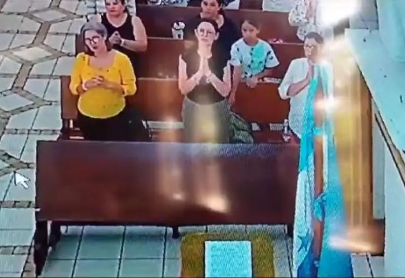 madre_hija_roban_cartera_iglesia
