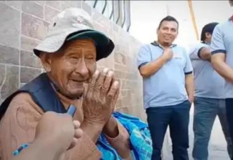 jovenes_ayudan_vendedor_de_dulces