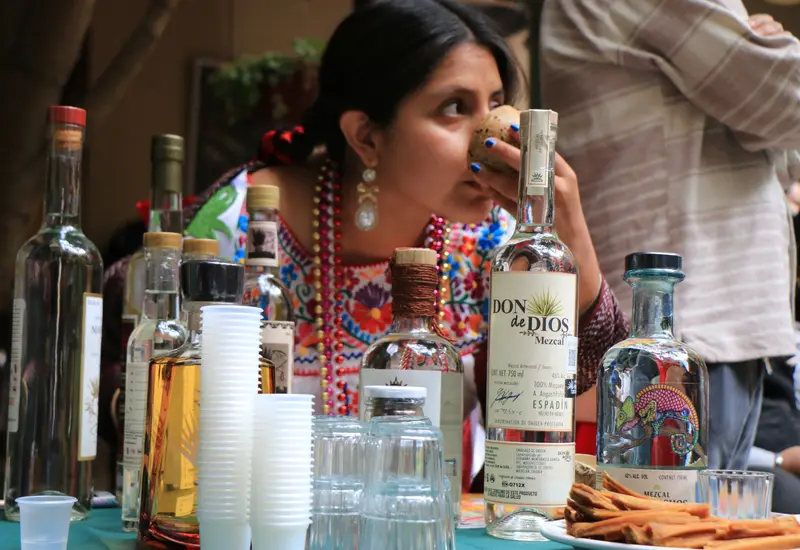 oaxaqueña-toma-mezcal