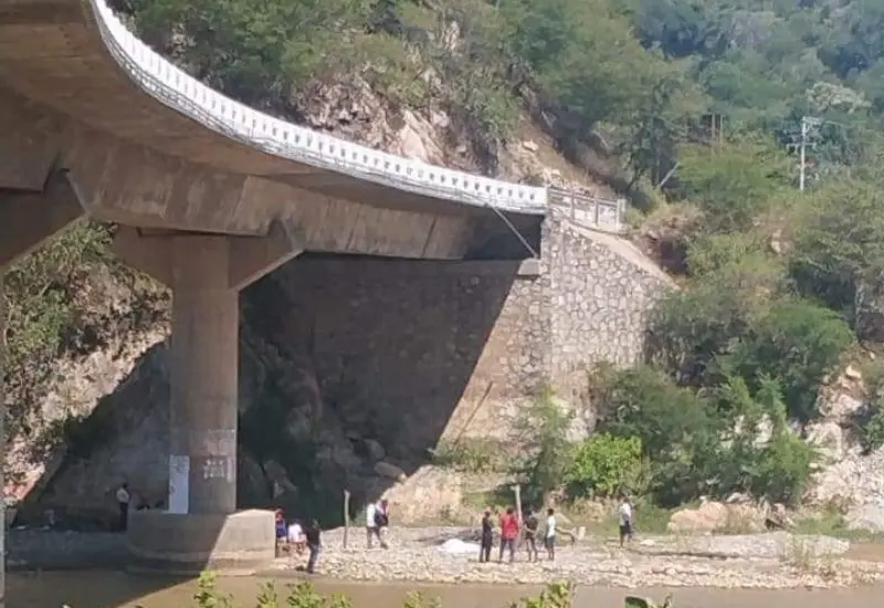 se_arroja_de_un_puente