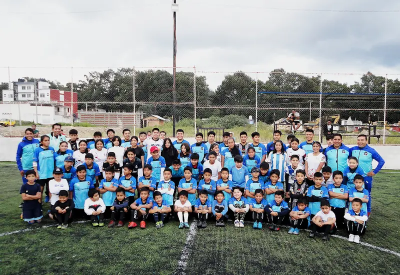  Marcos Hernández, se tomó la foto con las categorías infantiles de donde surgió. 