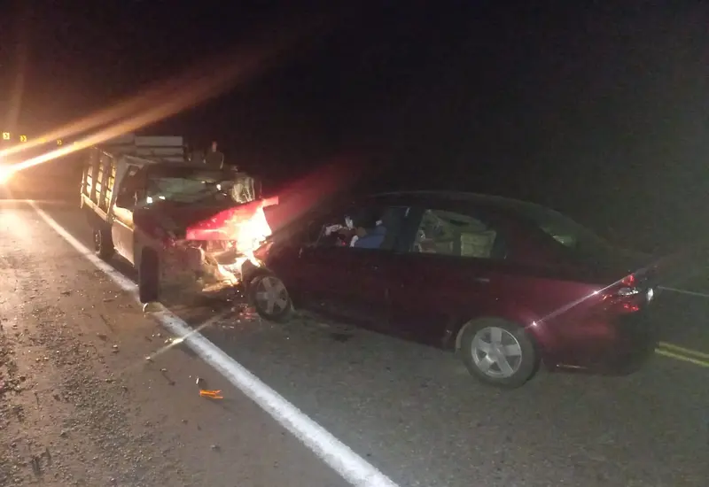 choque_camioneta_auto_conductor_prensado