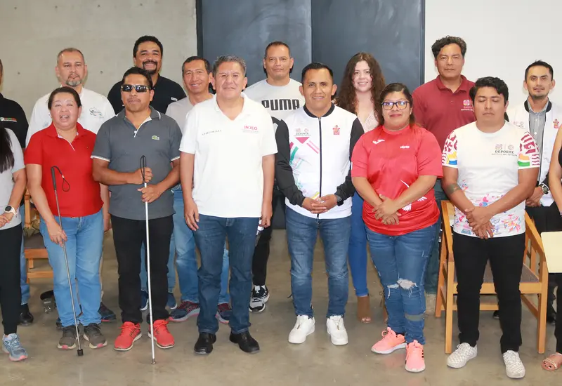 Directivos del Indeporte e invitados a la presentación se tomaron la foto general al término